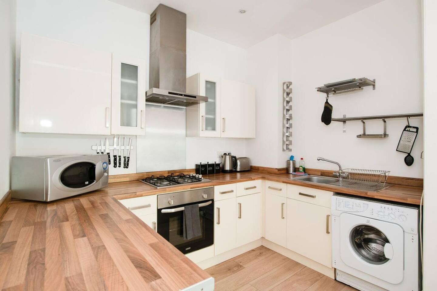 Family Friendly Flat Just Minutes From The Beach! Portsmouth Bagian luar foto